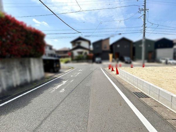 東海市中ノ池1丁目 B区画 前面道路含む外観