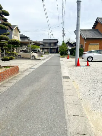 土地237.34平米・間口約10.1mの車の出入りも快適な平坦地。建築条件なしでお好きなメーカーで建築可能。