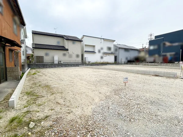 土地237.34平米・間口約10.1mの車の出入りも快適な平坦地。建築条件なしでお好きなメーカーで建築可能。