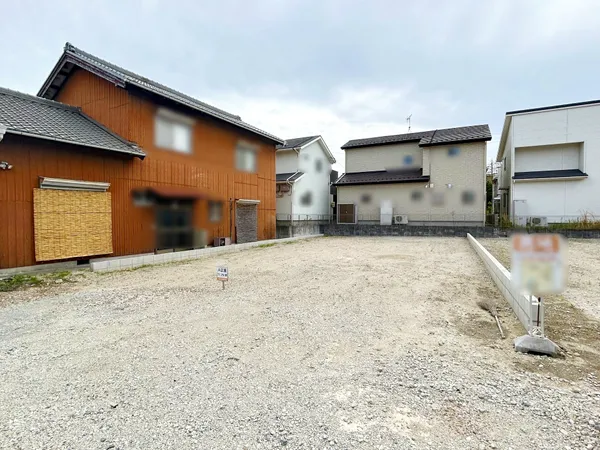 土地237.34平米・間口約10.1mの車の出入りも快適な平坦地。建築条件なしでお好きなメーカーで建築可能。