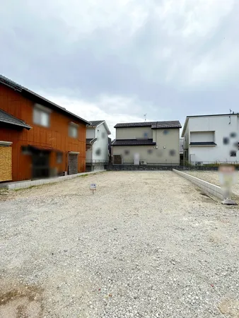 土地237.34平米・間口約10.1mの車の出入りも快適な平坦地。建築条件なしでお好きなメーカーで建築可能。