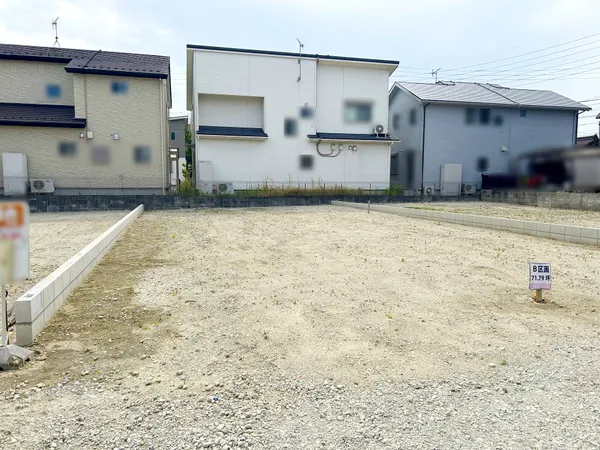 土地237.34平米・間口約9.7mの車の出入りも快適な平坦地。建築条件なしでお好きなメーカーで建築可能。