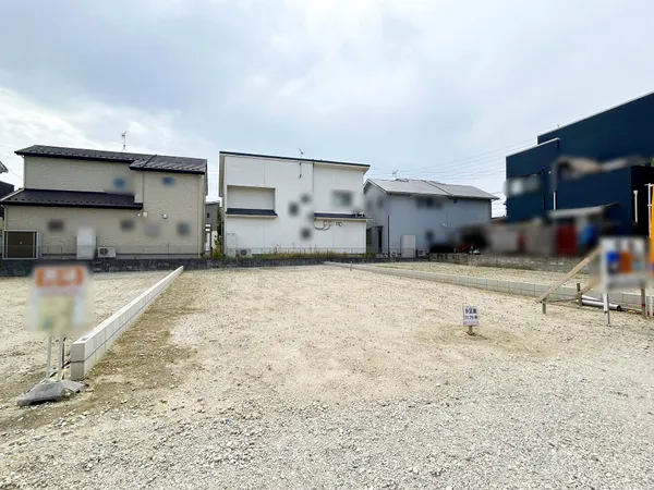 土地237.34平米・間口約9.7mの車の出入りも快適な平坦地。建築条件なしでお好きなメーカーで建築可能。