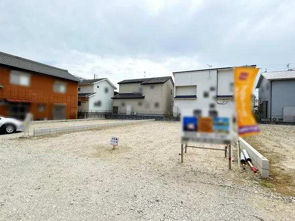 土地237.34平米・間口約9.7mの車の出入りも快適な平坦地。建築条件なしでお好きなメーカーで建築可能。