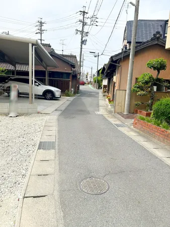 土地237.34平米・間口約9.7mの車の出入りも快適な平坦地。建築条件なしでお好きなメーカーで建築可能。