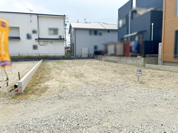 土地237.35平米・間口約8.8mの車の出入りも快適な平坦地。建築条件なしでお好きなメーカーで建築可能。