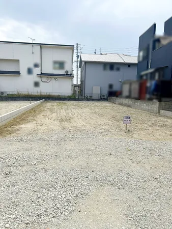 土地237.35平米・間口約8.8mの車の出入りも快適な平坦地。建築条件なしでお好きなメーカーで建築可能。