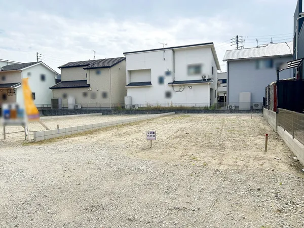 土地237.35平米・間口約8.8mの車の出入りも快適な平坦地。建築条件なしでお好きなメーカーで建築可能。