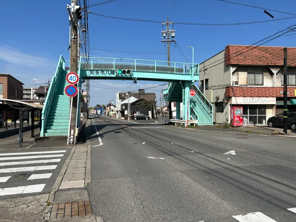 【前面道路】南東側：公道約10.4メートル間口：約9.6メートル