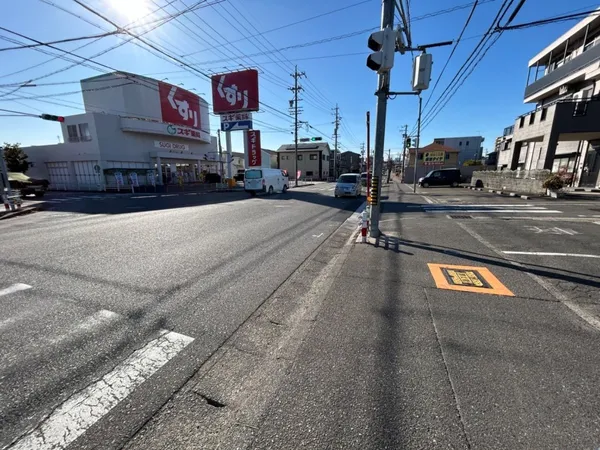 【前面道路含む外観】