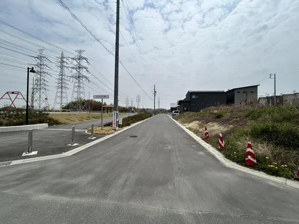 北東側前面道路
