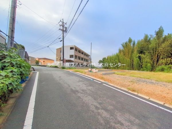 東海市名和町南三宅山 新築戸建 前面道路含む外観 東海市名和町南三宅山 新築戸建 前面道路含む外観