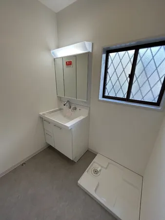 【洗面】白を基調とした洗面台で清潔感あふれる空間。毎日の身支度が心地よく快適に整います。