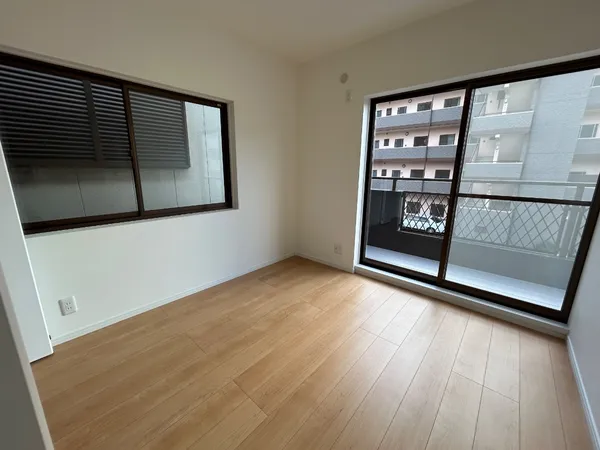 【洋室】バルコニーに面した洋室は採光良好で明るく快適。