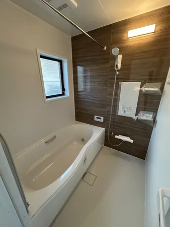 【バス】2025年12月リフォーム済みで広々とした空間。清潔感と快適さを兼ね備え、心地よい入浴時間を演出します。