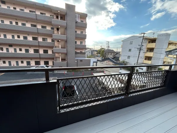 【バルコニー】南西向きバルコニーで陽当たり良好。
