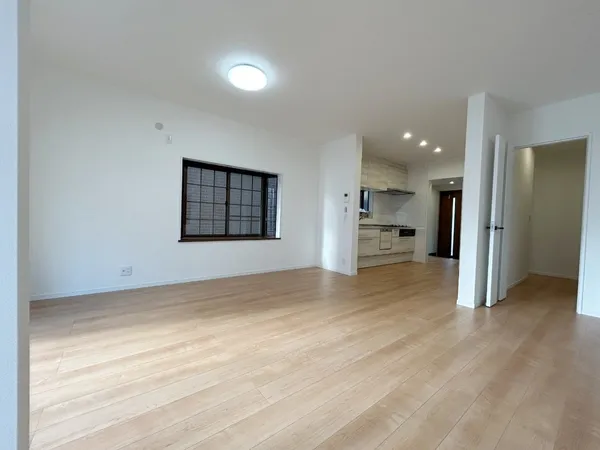 【リビング】LDK約21.0帖。広々リビングで家族団らんを満喫。開放感あふれる空間で快適な暮らしを実現します。