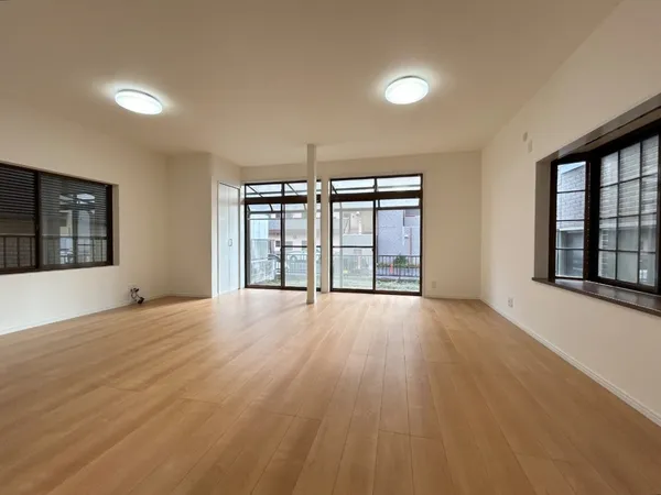 【リビング】LDK約21.0帖。広々リビングで家族団らんを満喫。開放感あふれる空間で快適な暮らしを実現します。