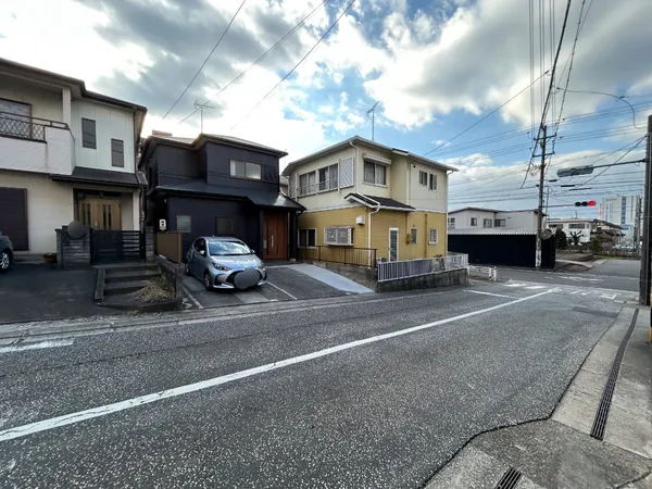 【前面道路】 前面道路は約7.4ｍあり、開放感があります。