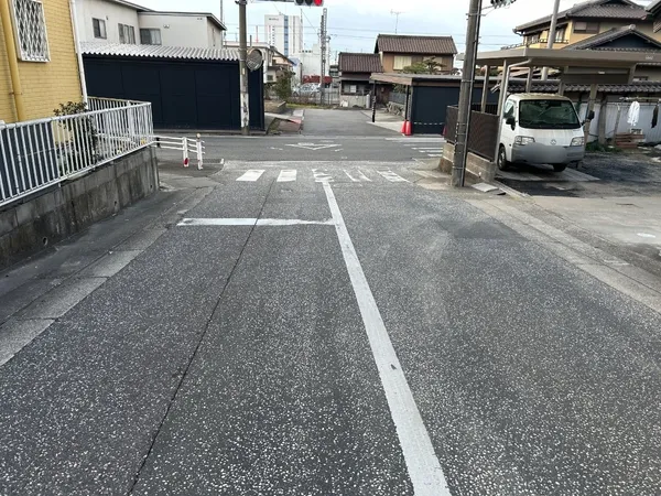 【前面道路】 前面道路は約7.4ｍあり、開放感があります。