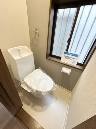 【2Fトイレ】快適な温水洗浄便座付。新品交換済みです。