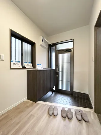 【玄関】靴箱付きの玄関です。