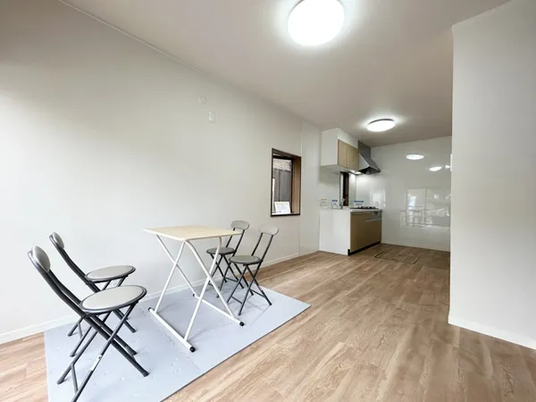 【リビング】明るい光が差し込むリビング。※家具等は販売価格に含まれません