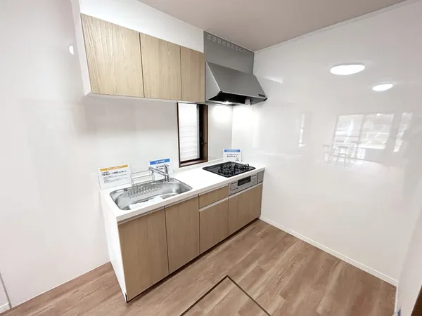 【キッチン】窓のある明るいシステムキッチン。新品交換済みです。