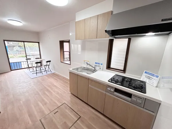 【キッチン】窓のある明るいシステムキッチン。新品交換済みです。