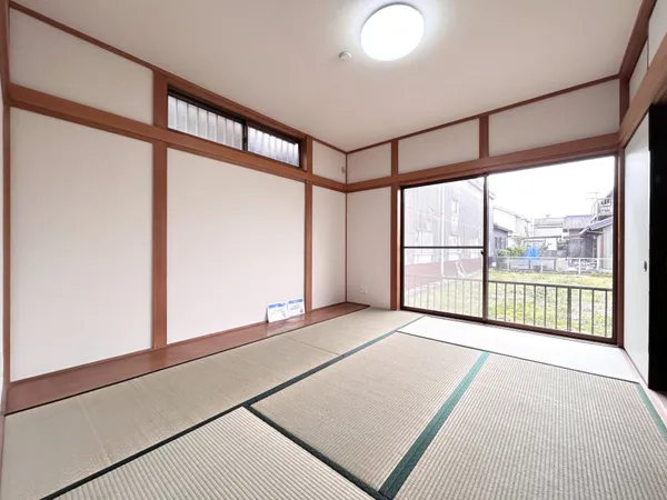 【和室】約6帖の広さ。押し入れがあります。