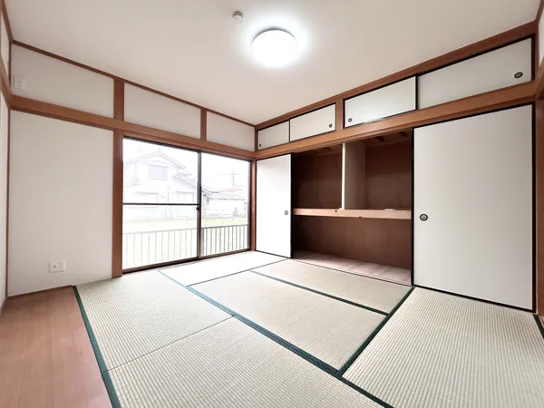 【和室】約6帖の広さ。押し入れがあります。