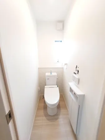 【トイレ】2階　温水洗浄便座付きのトイレ。