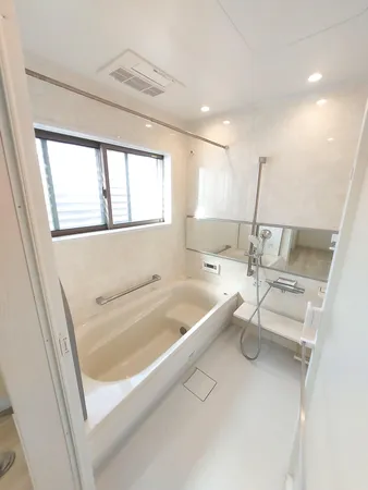 【浴室】浴室乾燥機付きの浴室。窓があるため換気ができます。