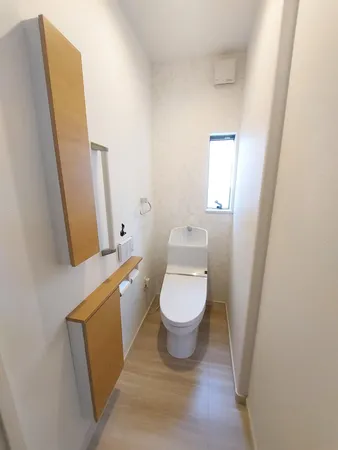 【トイレ】1階　温水洗浄便座付きのトイレ。