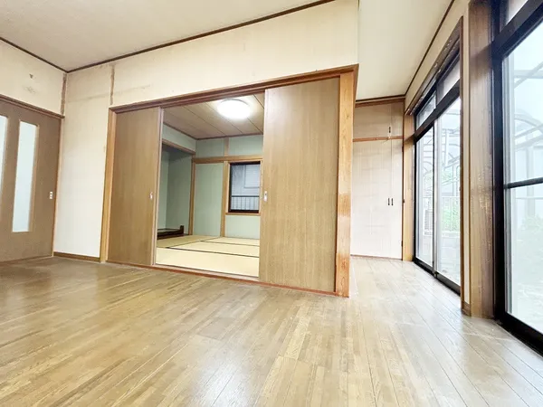 南側の大きな窓から光が差し込みます