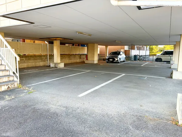 駐車場が敷地内にあるため、車移動が多い方も安心。荷物の搬入や雨の日の移動がスムーズ