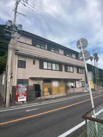 【外観】2階：広間2部屋・浴室・脱衣所・更衣室・備品庫・トイレ