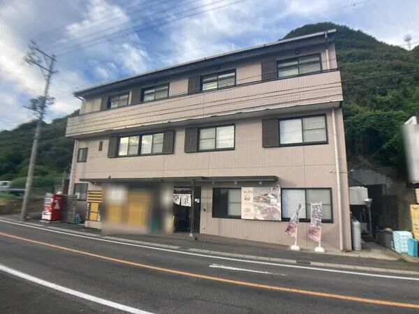 【外観】3階には客室4部屋（和室約10帖）あり 2階には大広間（和室約20帖）あり