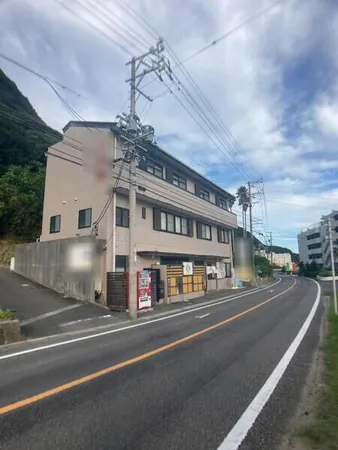 【前面道路】国道247号線沿いにある旅館です。