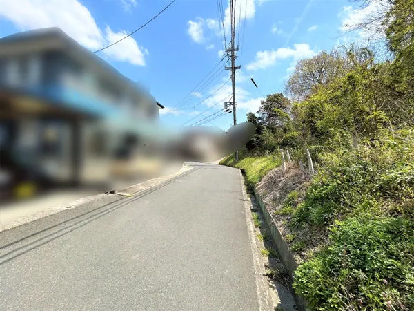 北側前面道路+写真右側該当地