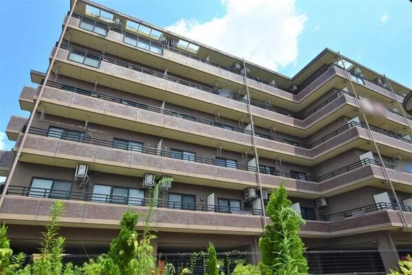 総タイル貼り６階建♪