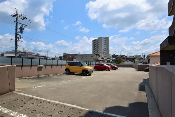 駐車場８０台分有り！（居住者以外の駐車場は月極駐車場として利用しています）