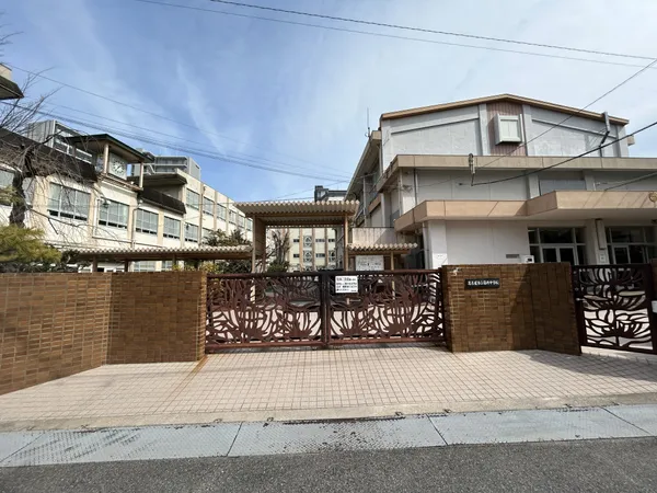 名古屋市立菊井中学校の外観です。校舎や門が整備され、周辺は落ち着いた住宅街の印象です。