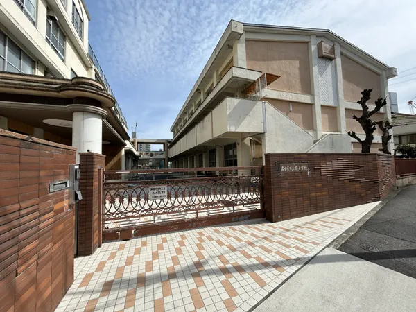 榎小学校の外観です。校舎は明るい印象で、周辺は落ち着いた住宅街です。