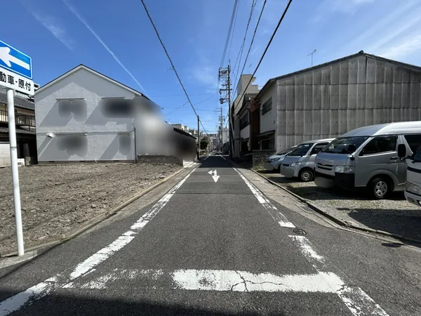 南側前面道路の様子。幅員があり、車の出入りや歩行もスムーズに行えます。
