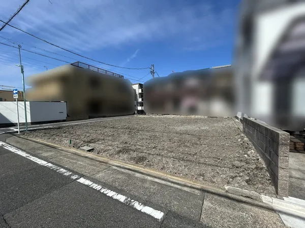 南側道路に面した整形地です。日当たりや開放感を重視した住まいづくりが可能です。