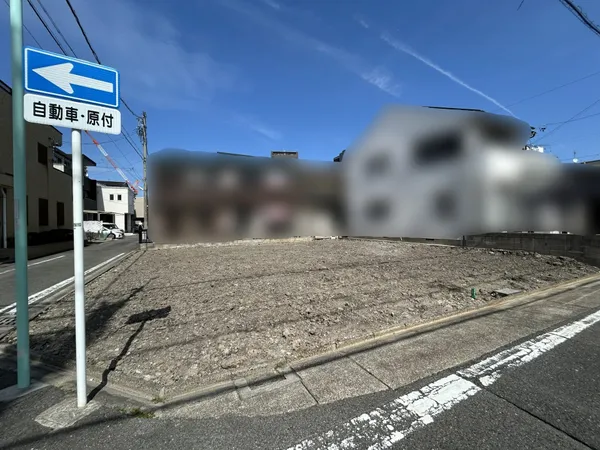 角地で道路との接道状況が確認できます。