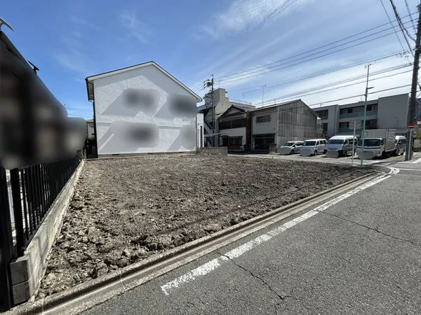 隣地との距離感や接道状況が確認できます。