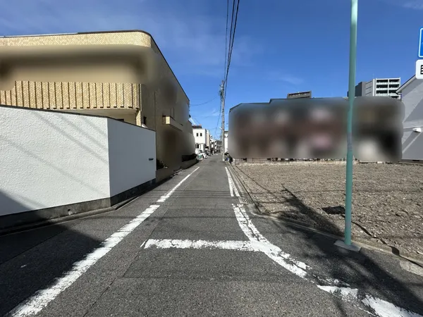 南側道路に面した区画です。幅員があり車の出入りもスムーズな印象です。