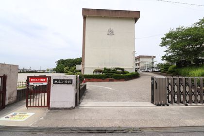 旭丘小学校（約340ｍ）